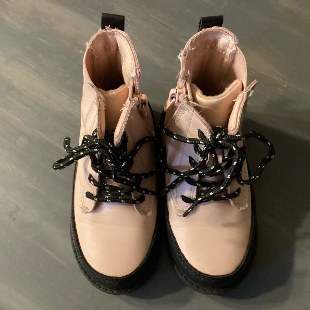 Carter’s Toddler 7 light Pink boots